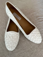 Load image into Gallery viewer, Vintage Leather Woven Flats (9.5)
