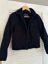 Load image into Gallery viewer, Black Levi’s Sherpa Denim Jacket
